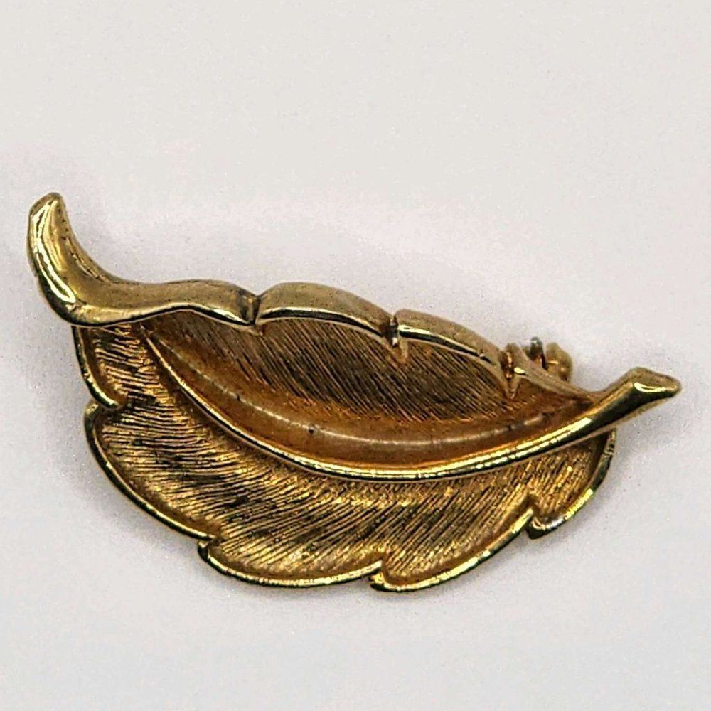 Vintage Unmarked Brooch Gold Tone Leave Shape